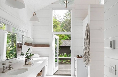 Suquamish Cottage | This waterfront estate on Bainbridge Island blends luxury with nature’s beauty