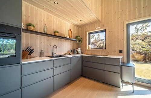 Kviteseid House | This wooden villa is suitable for 8 people. Located in the middle of nature with a view of a lake and just a few minutes' drive from the center of Vrådal.