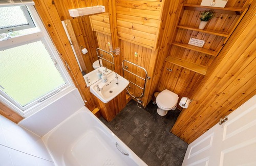 Bunloit Ski Chalet | Thistle Cabin at Ancarraig Lodges, Loch Ness