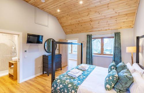East Lewiston House | Thistle Lodge 22 with Hot Tub