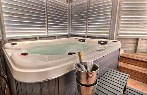Morel Apartment | THOMANA apartment, private jacuzzi, beach 100 m away