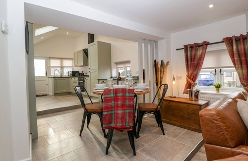 Ozleworth House | THOMAS COTTAGE, pet friendly in Wotton-Under-Edge