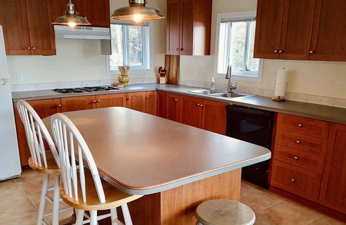 Rollingbay House | Thorndyke Lodge Beachfront Escape w/BBQ and firepit