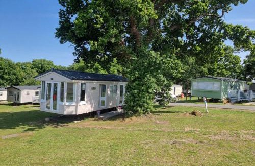 Cowes Ski Chalet | Thorness Bay - 3-Bed Cabin - Sleeps 6 - Sea view