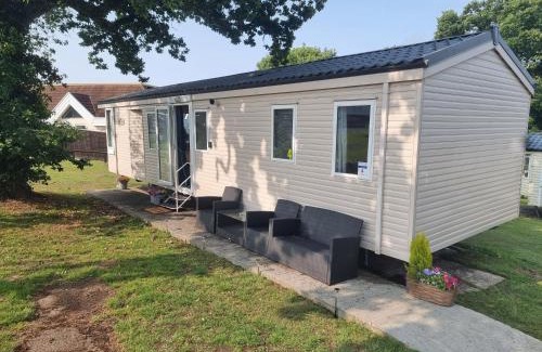 Cowes Ski Chalet | Thorness Bay - 3-Bed Cabin - Sleeps 6 - Sea view