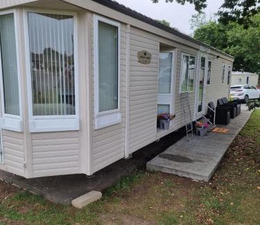 Cowes Ski Chalet | Thorness Bay - 3-Bed Cabin - Sleeps 6 - Sea view
