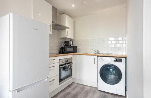 Wakefield Apartment | Thornhill House by Guestz
