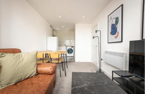 Wakefield Apartment | Thornhill House by Guestz