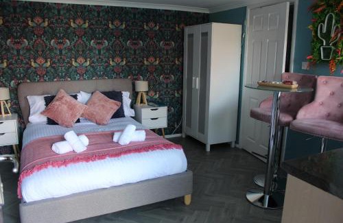 Runnymede Apartment | Thorpe Park Studio - Detached Stay & Free Gated Parking