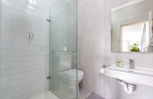 Three Anchor Bay Apartment | Three Anchor Bay 2BR Near Beach Cafes & Promenade