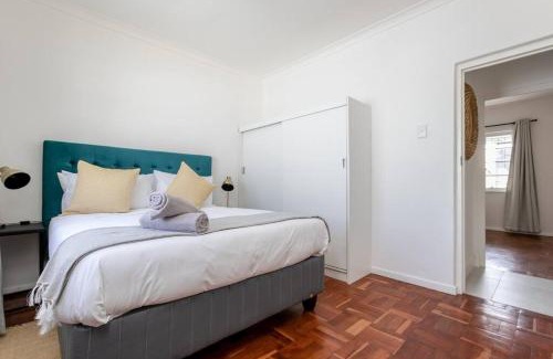 Three Anchor Bay Apartment | Three Anchor Bay 2BR Near Beach Cafes & Promenade