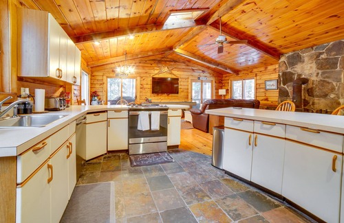 Wardsboro Cabin | 'Three Bears Cabin' btwn Mt Snow & Stratton Mtn!