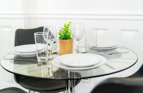 Acocks Green House | Three Bed House - Garden - Parking - 5 Guests - Fast Wifi - Netflix - 83B