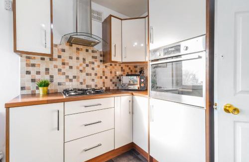 Acocks Green House | Three Bed House - Garden - Parking - 5 Guests - Fast Wifi - Netflix - 83B