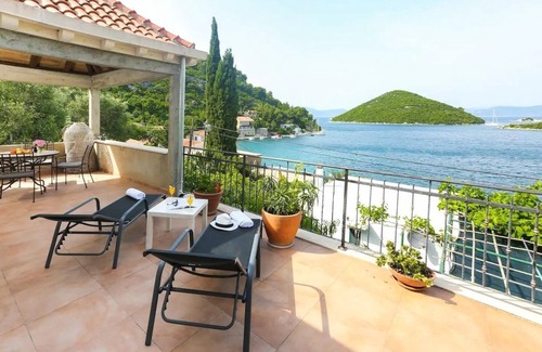 Prozurska Luka Apartment | Three bedroom apartment with terrace and sea view Prožurska Luka, Mljet (A-22335-a)