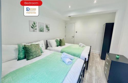 Shepherd's Bush House | Three Bedroom Apartment By Dashh Properties Short Lets & Serviced Accommodation In Shepherds Bush Sleeps 9 With Free Wifi