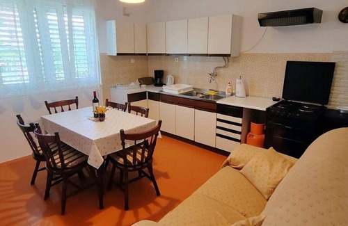 Barbat na Rabu Apartment | Three bedroom apartment near beach Barbat, Rab (A-22360-a)