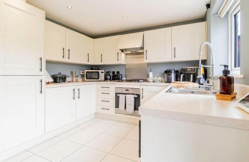 Birmingham Apartment | Three Bedroom Birmingham Stay Free Parking Perfect for Families Travellers Professionals M6