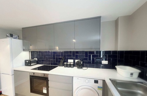 Patchway Apartment | Three bedroom flat in Gloucester road north with parking