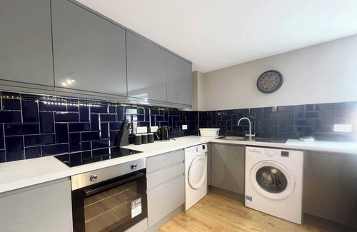 Patchway Apartment | Three bedroom flat in Gloucester road north with parking