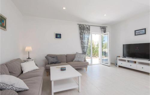 Zrnovo House | Three-Bedroom Holiday Home In Zrnovo