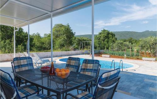 Gradina House | Three-Bedroom Holiday Home In Rozovac