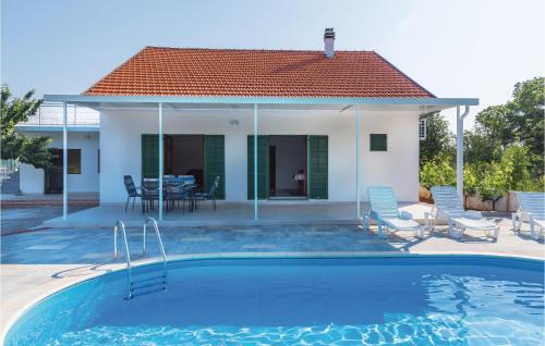Gradina House | Three-Bedroom Holiday Home In Rozovac