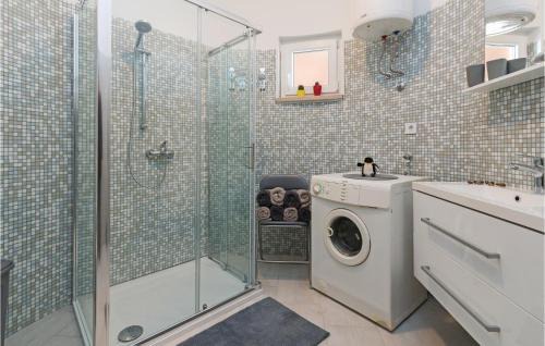 Vodnjan House | Three-Bedroom Holiday Home In Vodnjan