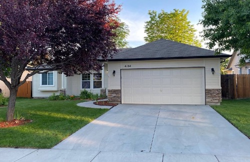 Southeast Boise House | Three bedroom home in SE Boise near BSU, Micron, sports parks and hiking trails.