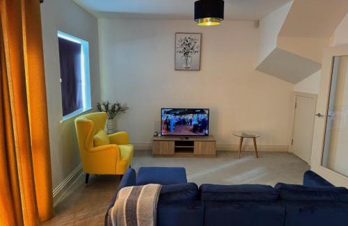 Bracknell House | Three-bedroom modern family home by the pond with free parking