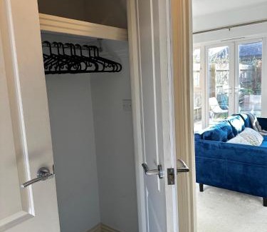 Bracknell House | Three-bedroom modern family home by the pond with free parking