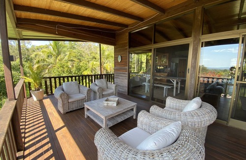 Byfield Cottage | Three bedroom timber home sleeps 7