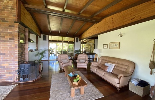 Byfield Cottage | Three bedroom timber home sleeps 7