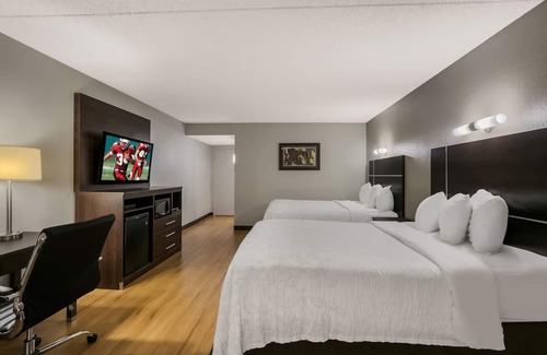 Ashley Oaks Hotel | Three Comfortable Rooms w/Free Hot Breakfast Daily | Free Parking