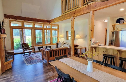 Mazama Cabin | Three Girls Cabin - meadow side cabin in Mazama