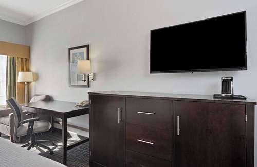 Westchase Hotel | Three Houston Texas Rooms with Free Parking, Pets Are Welcome