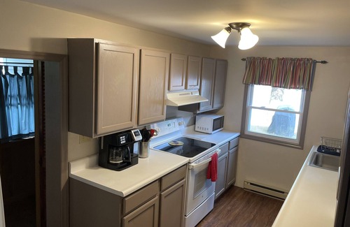 Lake Luzerne Cottage | Three Hurricanes Landing - 3 Bedroom Cottage on the Beautiful Hudson River
