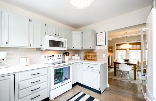 Lakeside Cottage | (Three Night Summer Min!) LAKESIDE HOME WITH PRIVATE POOL and ASSOCIATION BEACH