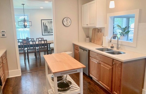 Three Oaks House | Three Oaks Getaway- 5 BR 2.5 BA- 3 Mins to Downtown- Week Stay Discount