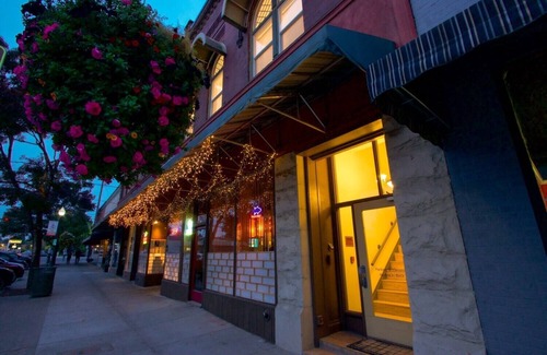 Walla Walla Apartment | Three — Queen Bed, Historic Downtown Apartment in Nicely Appointed Building on Main Street