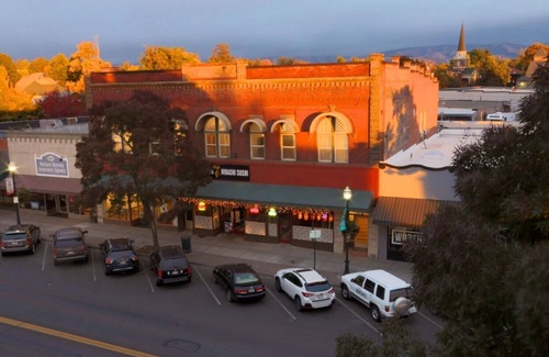 Walla Walla Apartment | Three — Queen Bed, Historic Downtown Apartment in Nicely Appointed Building on Main Street