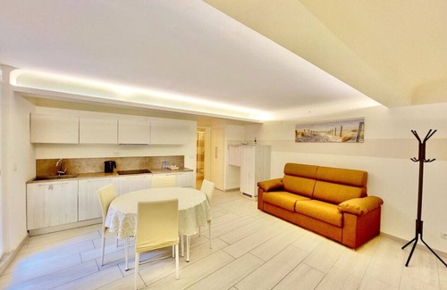 Alpes-Maritimes Apartment | Three-room apartment Palais Ausonia, near Lemon Festival