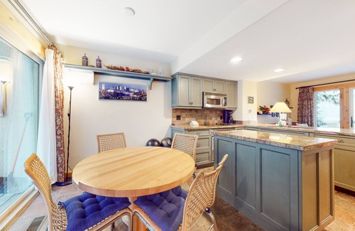 Park Meadows House | Three-story townhome with fireplace & decks - steps to shuttle & rec center