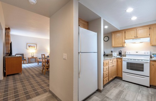Baristo Hotel | Three-Suite Desert Getaway! Kitchen, Pools & Tennis Court! Free Parking!