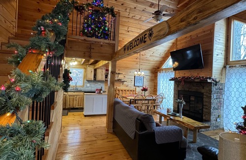 Friendship House | Three years old log Cabin, Free Firewood 5 min from Castle Rock Lake