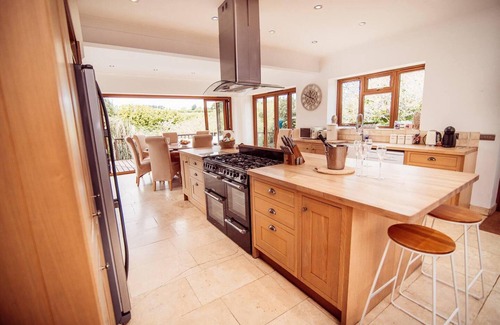 Martin House | Threeways Retreat With Heated Swimming Pool