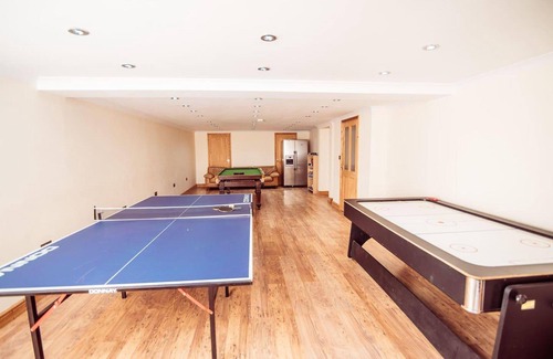 Martin House | Threeways Retreat With Heated Swimming Pool