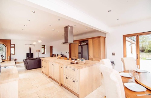 Martin House | Threeways Retreat With Heated Swimming Pool