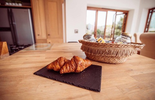 Martin House | Threeways Retreat With Heated Swimming Pool