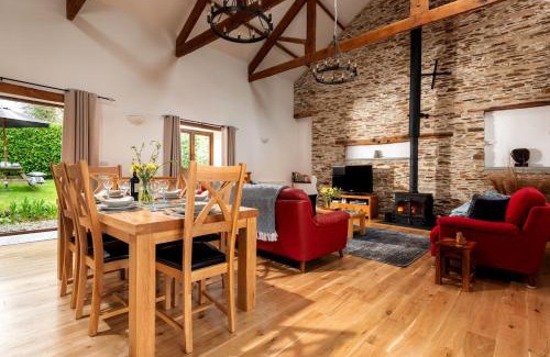 Widegates House | Threshing Barn at East Trenean Farm -Stunning Cornish Cottage sleeping 6 with hot tub, private garden, rural views and EV facilities
